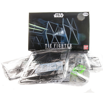 Модель имперского истребителя TIE Fighter в маштабе 1:72.